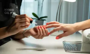 Ile trwa manicure hybrydowy w salonie? Poznaj zaskakujące fakty