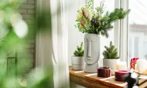 Jak ozdobić parapet w salonie? 5 inspirujących pomysłów na dekoracje