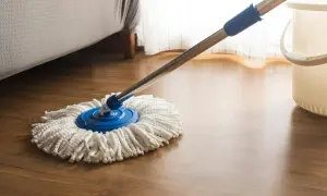 Czym myć panele laminowane, aby uniknąć zarysowań i uszkodzeń?