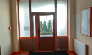 Jak okleić okna przed malowaniem? Praktyczne porady, które musisz znać