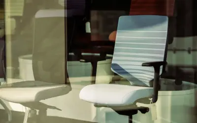 Krzesło obrotowe – jak wybrać komfortowe i ergonomiczne miejsce pracy?