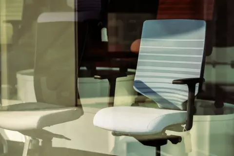 Krzesło obrotowe – jak wybrać komfortowe i ergonomiczne miejsce pracy?