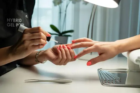 Ile trwa manicure hybrydowy w salonie? Poznaj zaskakujące fakty