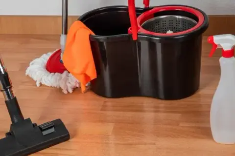 Ile octu do mycia paneli? Proporcje, które naprawdę działają.