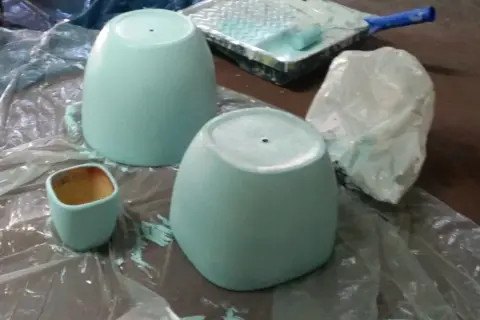 Jakie farby wybrać do malowania donic ceramicznych, aby trwały?