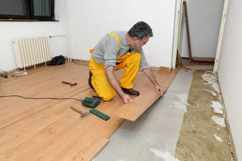 Jaki podkład pod panele na deski wybrać? Kluczowe czynniki do rozważenia