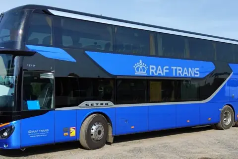Ile kosztuje wynajem autokaru? Poznaj ukryte koszty i wskazówki