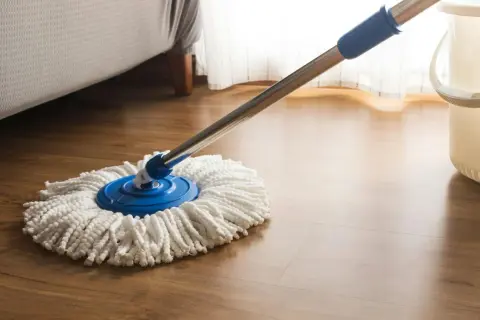Czym myć panele laminowane, aby uniknąć zarysowań i uszkodzeń?