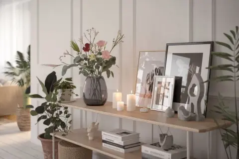 Jak udekorować komodę w salonie: inspiracje i praktyczne porady na każdą porę roku