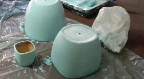 Jakie farby wybrać do malowania donic ceramicznych, aby trwały?