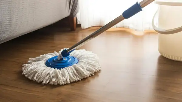 Czym myć panele laminowane, aby uniknąć zarysowań i uszkodzeń?
